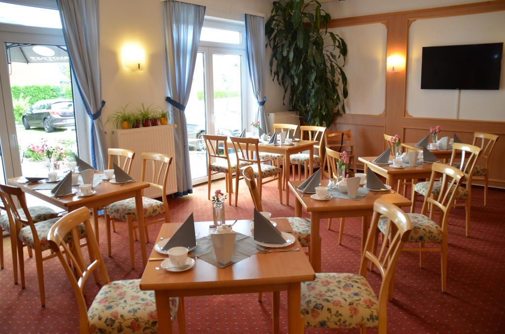 Hotel-Pension Pastow Garni Broderstorf Exterior photo
