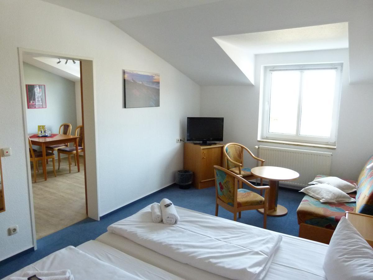 Hotel-Pension Pastow Garni Broderstorf Exterior photo